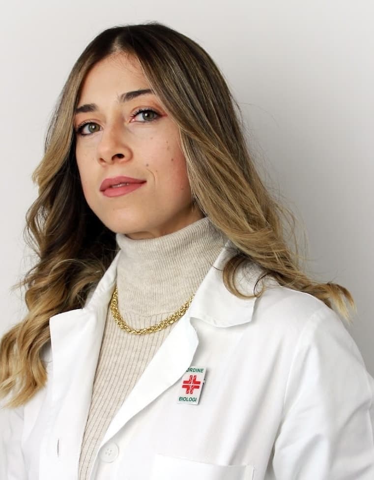 Erika Lombardi, biologa nutrizionista e chinesiologa, founder di GoDieta, ritratta in camice bianco